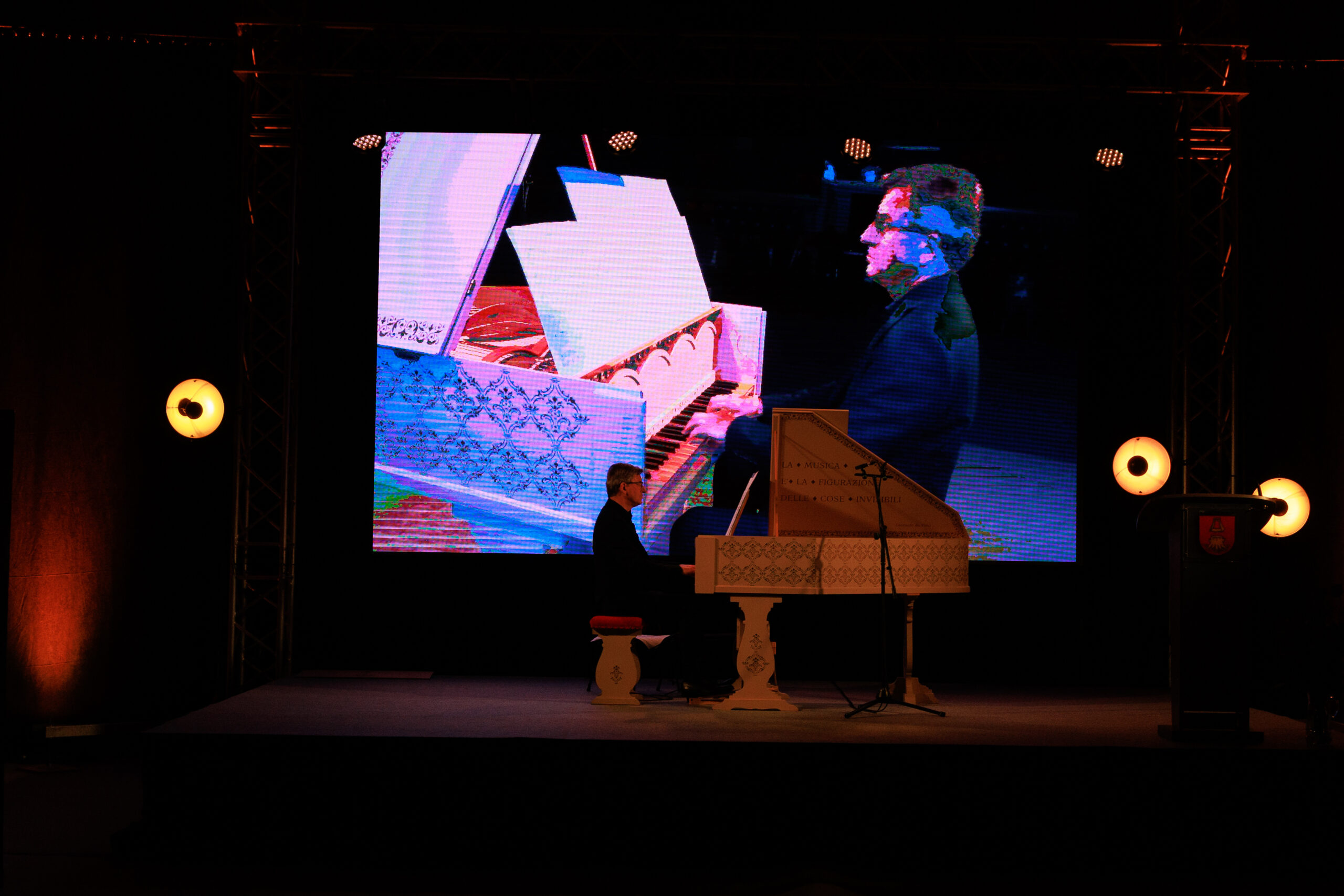 Recital na instrumencie według projektu Leonarda da Vinci
