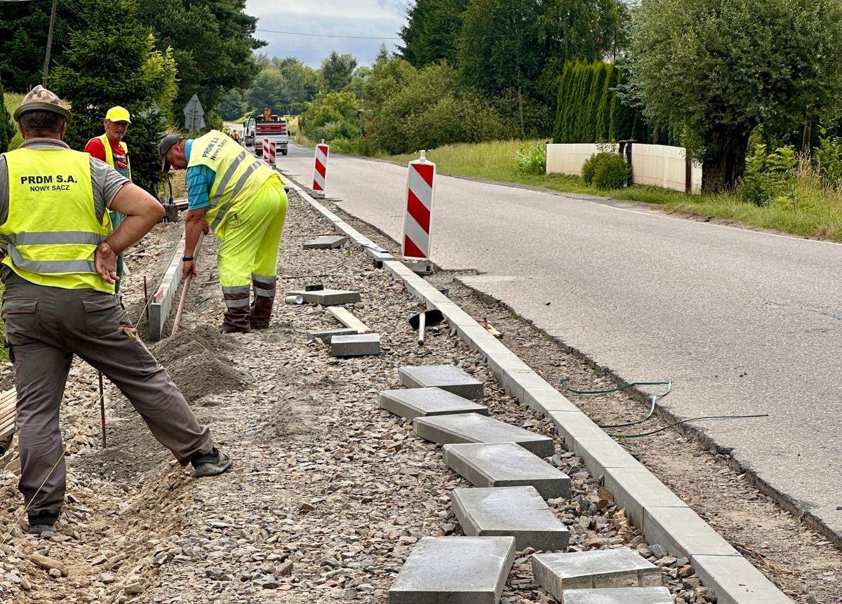 Budowa chodnika w Łęce idzie pełną parą