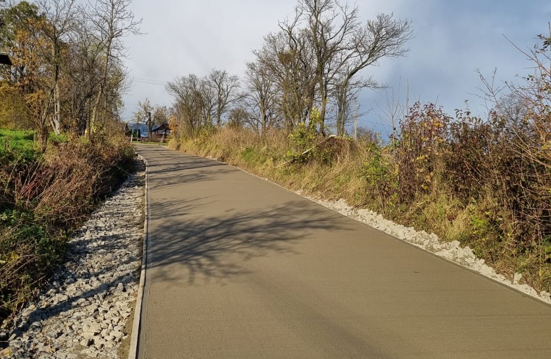 Dziewięć nowych betonowych odcinków dróg