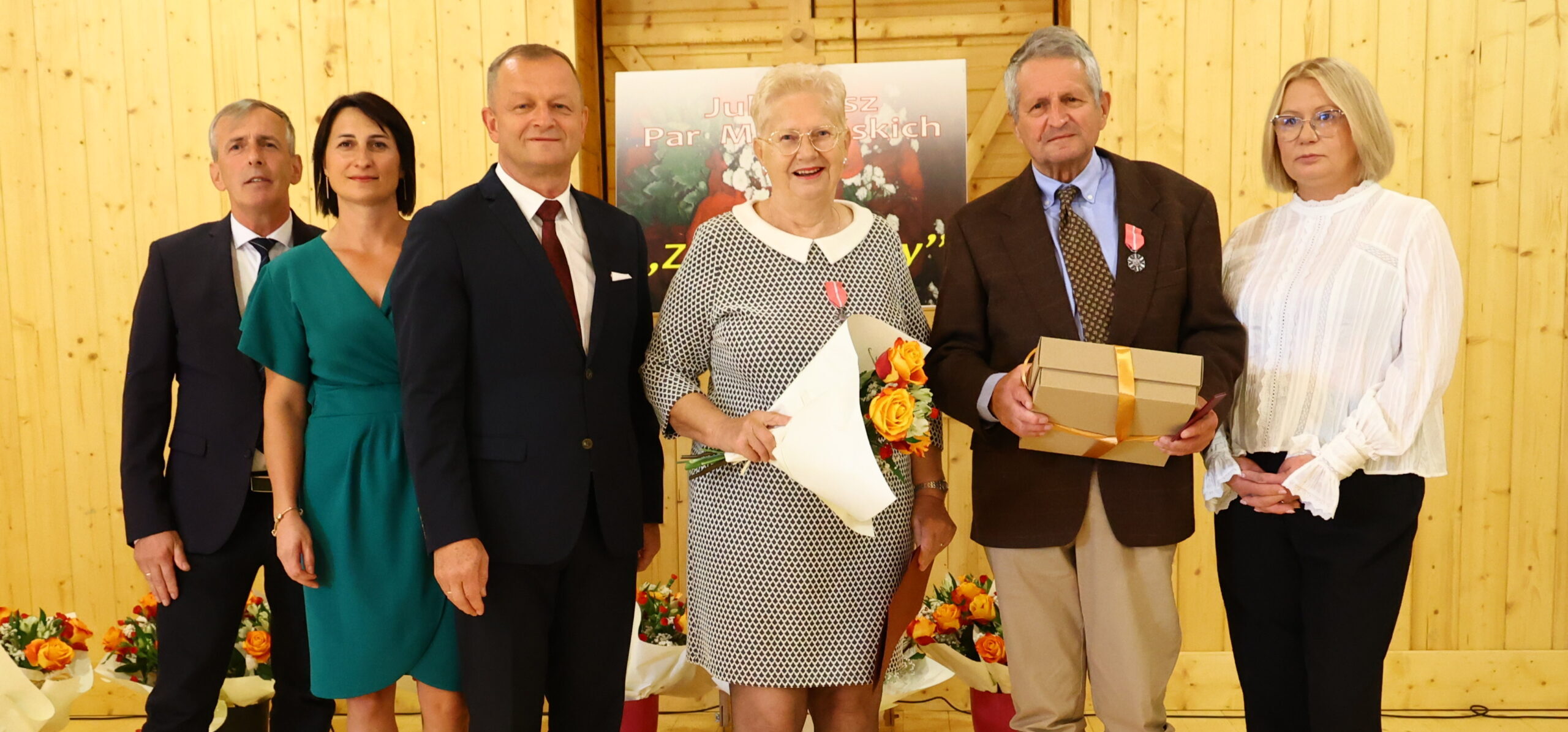 Medale za 50 lat małżeństwa. Jubilaci świętowali w dworskiej stodole